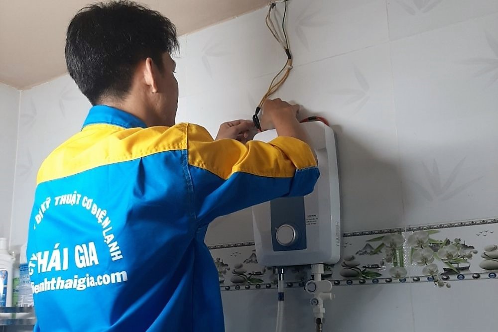 sửa máy nước nóng Bình Tân